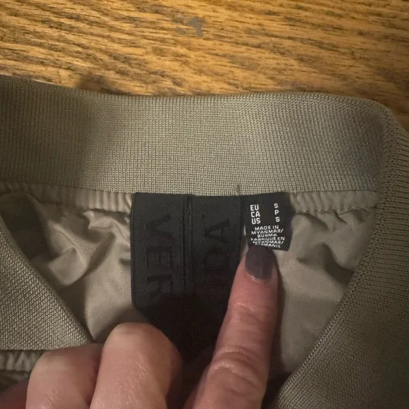 Vero Moda Natalie Lightweight Quilted Coat
Oatmeal Ladies Small NWOT - Picture 4 of 8